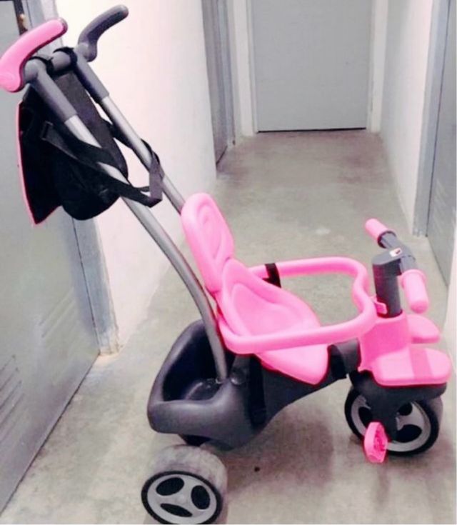 Triciclo infantil rosa con asa