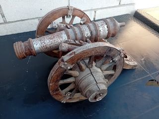 Cañón antiguo de madera y metal