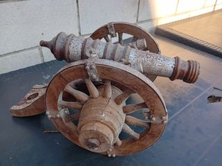 Cañón antiguo de madera y metal