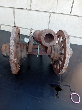Cañón antiguo de madera y metal