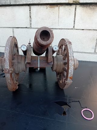 Cañón antiguo de madera y metal
