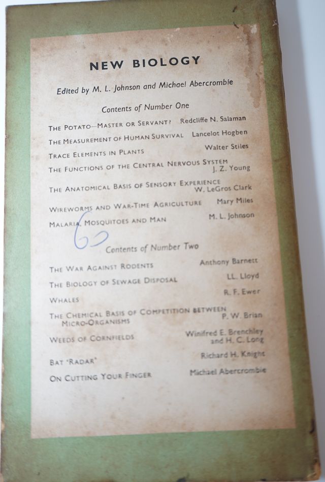 Libro antiguo "New Biology No 3"