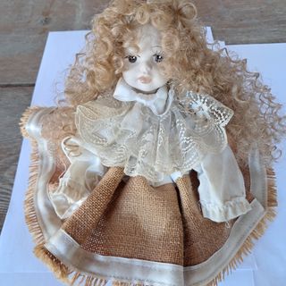 Bambola porcellana capelli ricci