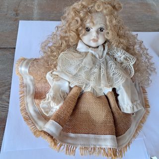 Bambola porcellana capelli ricci