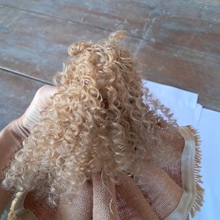 Bambola porcellana capelli ricci