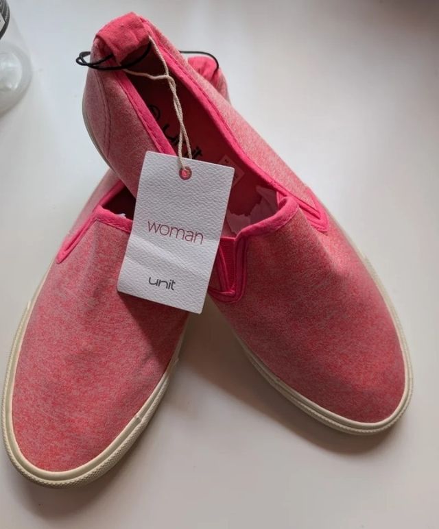 Zapatillas de chica a estrenar. Número 37.