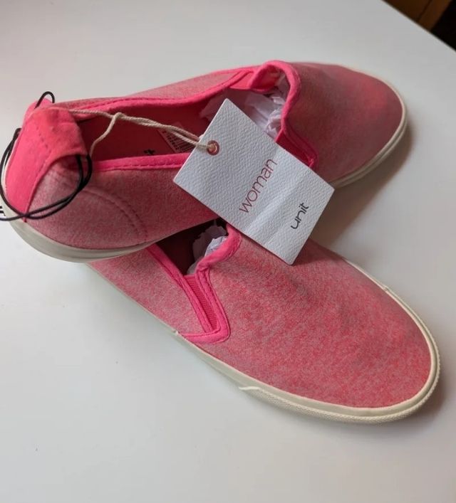 Zapatillas de chica a estrenar. Número 37.