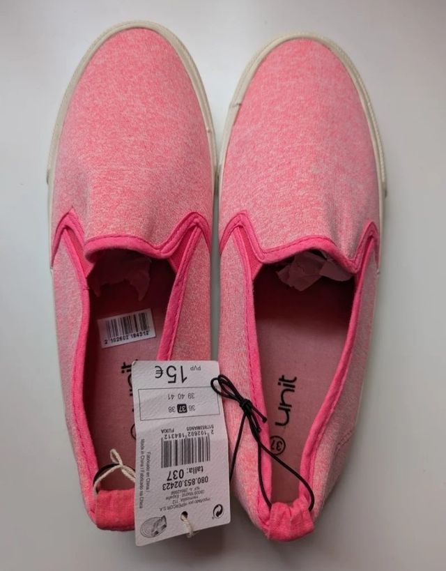 Zapatillas de chica a estrenar. Número 37.