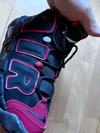 Nike Air More Uptempo negras y rojas