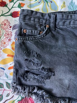 Shorts vaqueros negros rotos