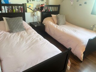 2 camas IKEA 90cm y Mesilla wengué 