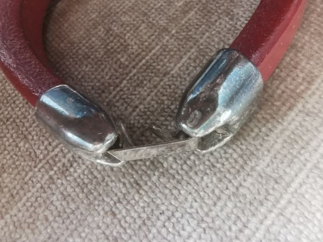 Pulseras cuero: negro y roja. Estilo UNO de 50