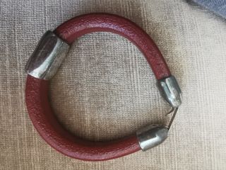 Pulseras cuero: negro y roja. Estilo UNO de 50