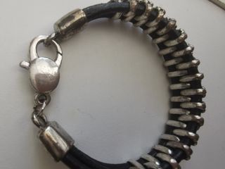 Pulseras cuero: negro y roja. Estilo UNO de 50