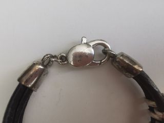Pulseras cuero: negro y roja. Estilo UNO de 50