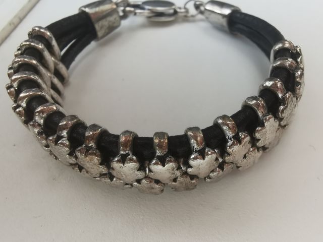 Pulseras cuero: negro y roja. Estilo UNO de 50