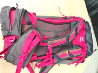 Mochila Quechua Forclaz 30 Air Gris/Rosa