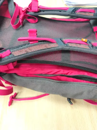 Mochila Quechua Forclaz 30 Air Gris/Rosa