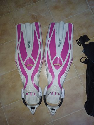 Aletas buceo SEAC y chaleco aqualung.