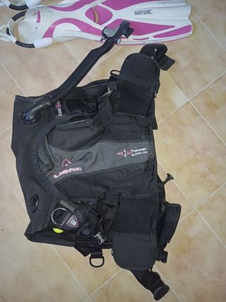Aletas buceo SEAC y chaleco aqualung.