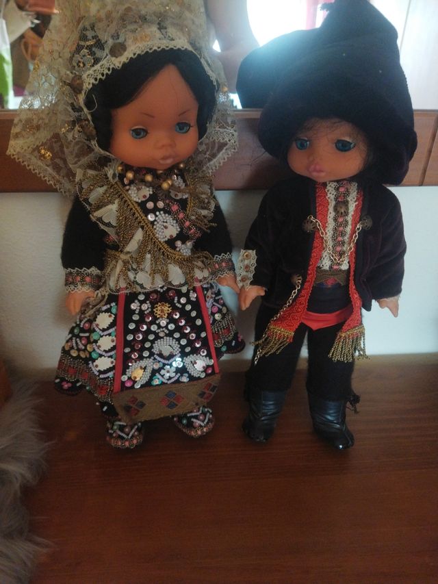 Pareja de muñecos regionales