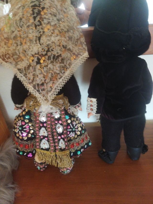 Pareja de muñecos regionales