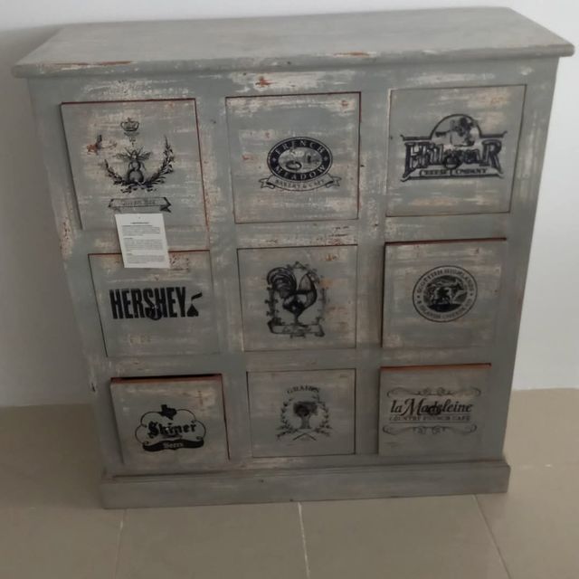 Mobile grigio in legno con cassetti