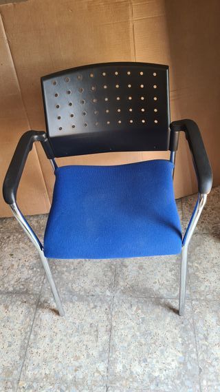 Silla de oficina azul y negra