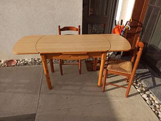 Mesa extensible de madera + 2 sillas