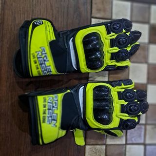 Guantes moto Arlen Ness y casco airoh