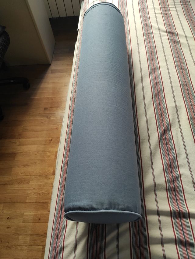 Cojínes cilíndricos y apaisados color  azul.