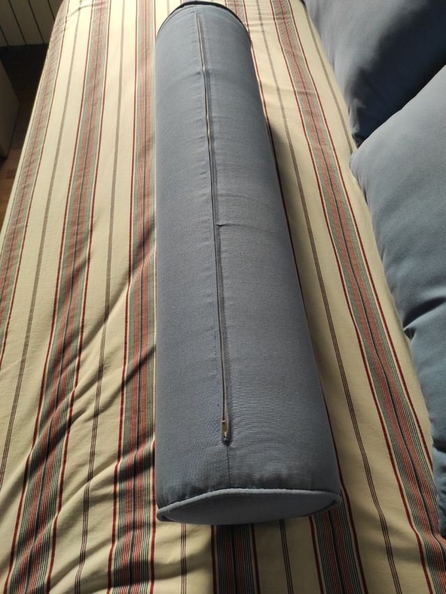 Cojínes cilíndricos y apaisados color  azul.