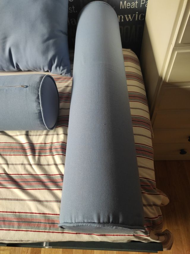 Cojínes cilíndricos y apaisados color  azul.