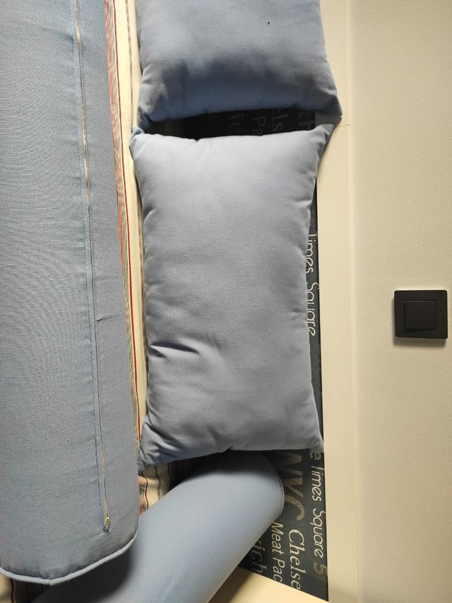 Cojínes cilíndricos y apaisados color  azul.