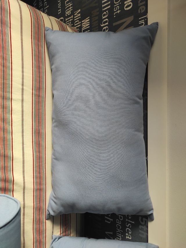 Cojínes cilíndricos y apaisados color  azul.