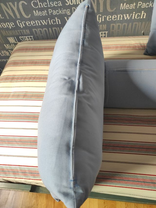 Cojínes cilíndricos y apaisados color  azul.