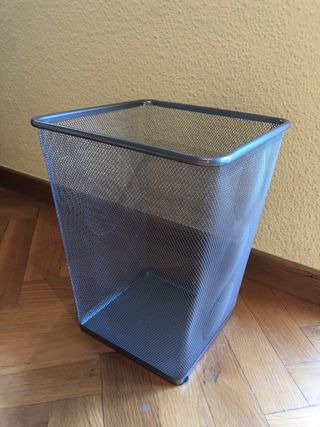 Papelera metálica gris