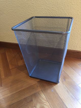 Papelera metálica gris