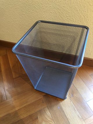 Papelera metálica gris