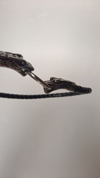Collar vikingo de cuero negro y cabezas de dragón 