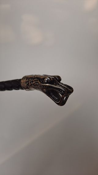 Collar vikingo de cuero negro y cabezas de dragón 