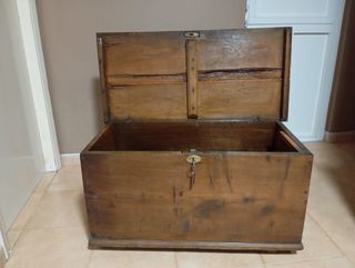 Baúl antiguo de madera