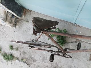 Bicicleta antigua oxidada