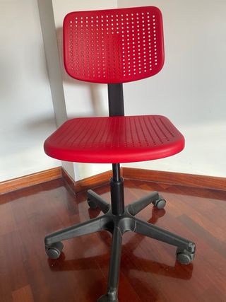 Silla escritorio de Ikea roja con ruedas