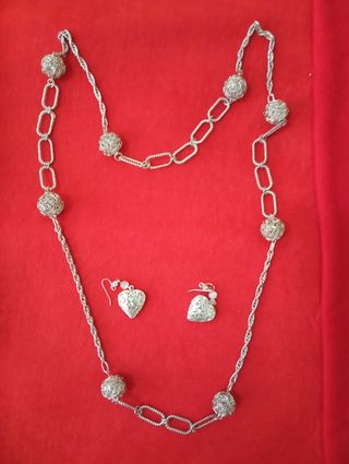 Collar de esferas plateado