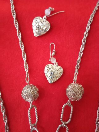 Collar de esferas plateado