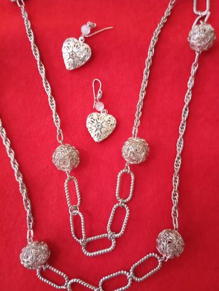Collar de esferas plateado