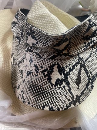 Visera Serpiente + Pendientes Perlas Negros