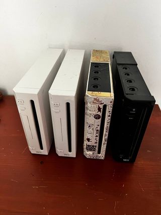 4 Consolas Nintendo Wii Blancas y Negras