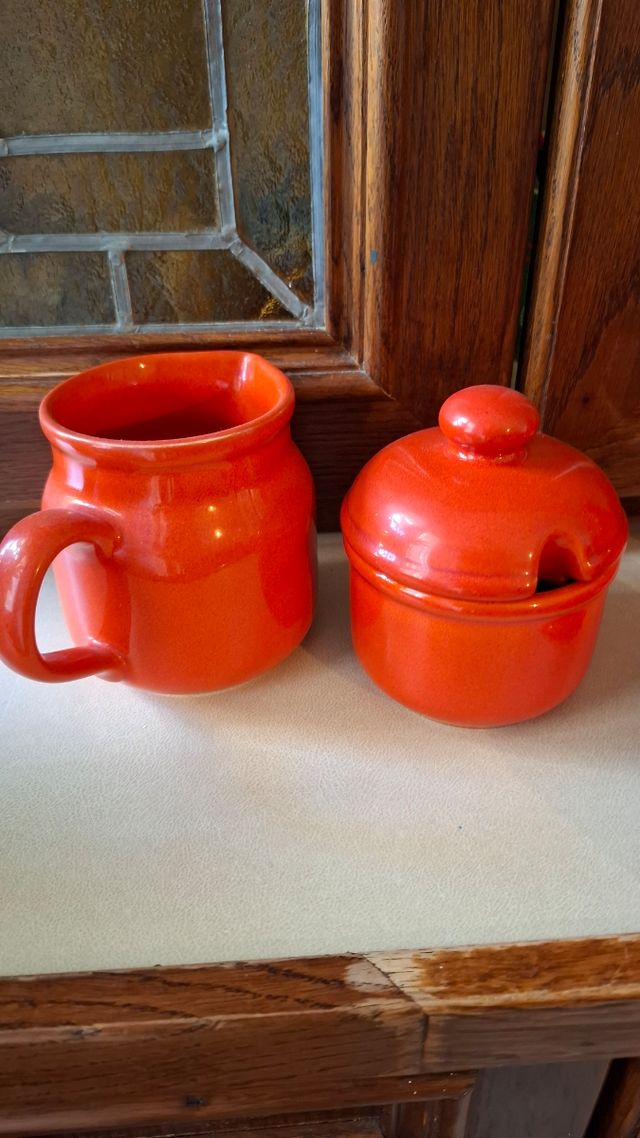 Gioco caffè rosso in ceramica vintage